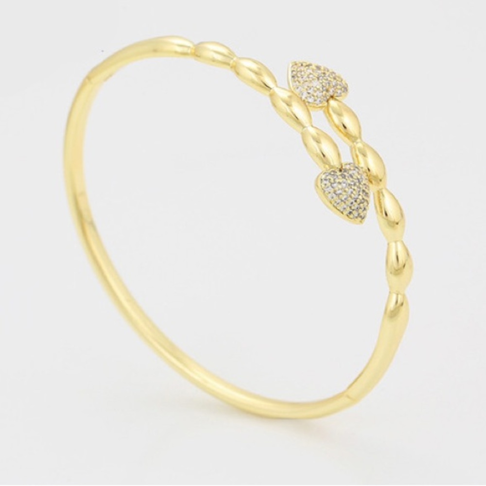 Elegant Gold Bracelet with Crystal Accents